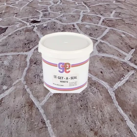 Anti-leaking paste for cracks in concrete surfaces